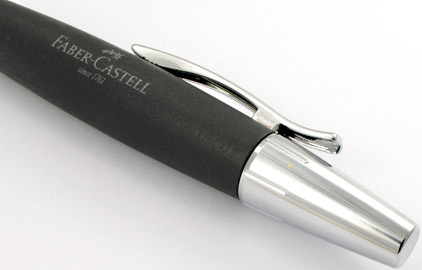 Le stylo bille E-Motion Bois de poirier Nuit et chrome de Faber-Castell - photo.