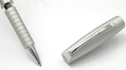 Le roller Basic M�tal chrom� de Faber-Castell - photo.