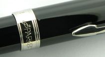 Stylo bille Sonnet laqu� noir intense attributs chrom�s de Parker