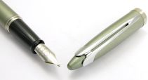 Stylo plume Ici & l� Vert tilleul attributs chrom�s de Waterman