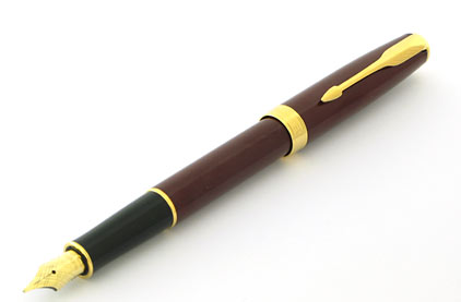Stylo plume Sonnet laqu� rouge intense attributs plaqu�s or de Parker - photo.