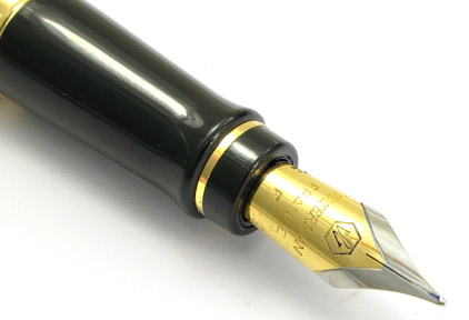 Stylo plume Expert Noir attributs dor�s de Waterman  - photo.